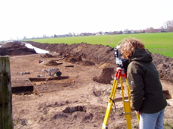 Vermessungsarbeiten bei der archäologischen Grabung Spören